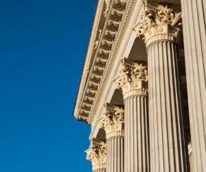 Las acciones ofrecen el potencial de crecimiento a largo plazo e ingresos por dividendos al invertir en empresas que crean valor a lo largo del tiempo, pero también conllevan un riesgo significativo debido a la volatilidad del mercado, los ciclos económicos y los eventos específicos de la empresa; la clave es invertir con una estrategia clara, una diversificación adecuada y solo con capital que no comprometa su estabilidad financiera.