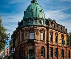 Las acciones ofrecen el potencial de crecimiento a largo plazo e ingresos por dividendos al invertir en empresas que crean valor a lo largo del tiempo, pero también conllevan un riesgo significativo debido a la volatilidad del mercado, los ciclos económicos y los eventos específicos de la empresa; la clave es invertir con una estrategia clara, una diversificación adecuada y solo con capital que no comprometa su estabilidad financiera.