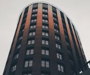 Forex ofrece oportunidades para beneficiarse de las fluctuaciones entre las monedas globales en un mercado altamente líquido que opera las 24 horas del día, pero también es un ámbito de alto riesgo debido al apalancamiento, la fuerte volatilidad y el impacto de las noticias macroeconómicas; la clave es operar con una estrategia clara, una gestión estricta de los riesgos y solo con capital que pueda permitirse perder sin afectar su estabilidad financiera.