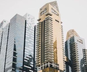 Las inversiones le permiten aumentar su patrimonio con el tiempo al invertir su dinero en activos como acciones, bonos, fondos, bienes raíces y más, pero siempre implican riesgos, como la volatilidad del mercado, la posible pérdida de capital y la inflación que erosiona los rendimientos. La clave es invertir con una estrategia clara, una diversificación adecuada y solo con capital que no comprometa su estabilidad financiera.