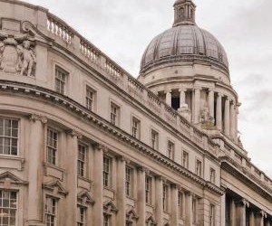 Las criptomonedas ofrecen un alto potencial de rentabilidad y mayor libertad financiera gracias a su descentralización, operando en un mercado abierto las 24 horas. Sin embargo, son un activo de alto riesgo debido a su extrema volatilidad y la falta de regulación. Los principales riesgos incluyen pérdidas rápidas y fallos de ciberseguridad. La clave del éxito reside en invertir únicamente con una estrategia clara y con capital que no comprometa su estabilidad financiera.