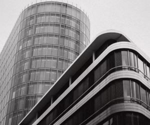 Las criptomonedas ofrecen un alto potencial de rentabilidad y mayor libertad financiera gracias a su descentralización, operando en un mercado abierto las 24 horas. Sin embargo, son un activo de alto riesgo debido a su extrema volatilidad y la falta de regulación. Los principales riesgos incluyen pérdidas rápidas y fallos de ciberseguridad. La clave del éxito reside en invertir únicamente con una estrategia clara y con capital que no comprometa su estabilidad financiera.