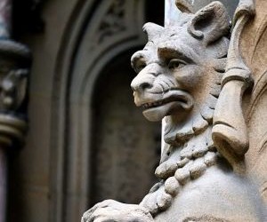 Las criptomonedas ofrecen un alto potencial de rentabilidad y mayor libertad financiera gracias a su descentralización, operando en un mercado abierto las 24 horas. Sin embargo, son un activo de alto riesgo debido a su extrema volatilidad y la falta de regulación. Los principales riesgos incluyen pérdidas rápidas y fallos de ciberseguridad. La clave del éxito reside en invertir únicamente con una estrategia clara y con capital que no comprometa su estabilidad financiera.