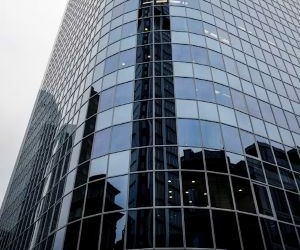 Materias primas como el oro, el petróleo, los productos agrícolas y los metales industriales ofrecen oportunidades para diversificar su cartera y protegerse contra la inflación, pero también son activos de alto riesgo debido a la volatilidad de los precios, las tensiones geopolíticas y los choques entre la oferta y la demanda; la clave es invertir con una estrategia clara, una comprensión de los impulsores subyacentes del mercado y solo con capital que no comprometa su estabilidad financiera.