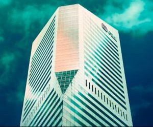 Forex ofrece oportunidades para beneficiarse de las fluctuaciones entre las monedas globales en un mercado altamente líquido que opera las 24 horas del día, pero también es un ámbito de alto riesgo debido al apalancamiento, la fuerte volatilidad y el impacto de las noticias macroeconómicas; la clave es operar con una estrategia clara, una gestión estricta de los riesgos y solo con capital que pueda permitirse perder sin afectar su estabilidad financiera.