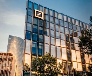 Las inversiones le permiten aumentar su patrimonio con el tiempo al invertir su dinero en activos como acciones, bonos, fondos, bienes raíces y más, pero siempre implican riesgos, como la volatilidad del mercado, la posible pérdida de capital y la inflación que erosiona los rendimientos. La clave es invertir con una estrategia clara, una diversificación adecuada y solo con capital que no comprometa su estabilidad financiera.