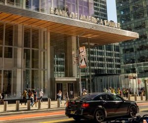 Forex ofrece oportunidades para beneficiarse de las fluctuaciones entre las monedas globales en un mercado altamente líquido que opera las 24 horas del día, pero también es un ámbito de alto riesgo debido al apalancamiento, la fuerte volatilidad y el impacto de las noticias macroeconómicas; la clave es operar con una estrategia clara, una gestión estricta de los riesgos y solo con capital que pueda permitirse perder sin afectar su estabilidad financiera.