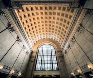 Materias primas como el oro, el petróleo, los productos agrícolas y los metales industriales ofrecen oportunidades para diversificar su cartera y protegerse contra la inflación, pero también son activos de alto riesgo debido a la volatilidad de los precios, las tensiones geopolíticas y los choques entre la oferta y la demanda; la clave es invertir con una estrategia clara, una comprensión de los impulsores subyacentes del mercado y solo con capital que no comprometa su estabilidad financiera.