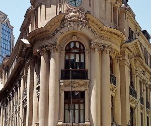 El beneficio principal de las acciones es participar en el éxito de grandes empresas, pero el inversor debe estar dispuesto a aceptar el riesgo de mercado: a mayor potencial de ganancia, mayor es la posibilidad de enfrentar periodos de pérdidas temporales o permanentes.